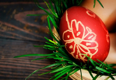 НЕ БАЦАЈТЕ ВОДУ У КОЈОЈ СЕ КУВАЈУ ЈАЈА ЗА УСКРС Домаћице сачувајте је и искористите у кући ВАЖНО ЈЕ ДА НЕ БУДЕ СЛАНА