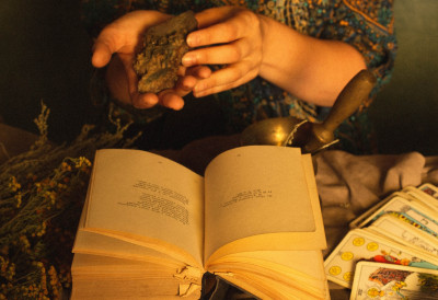 „КАРТЕ СУ НАЈИСКРЕНИЈЕ – ПАСУЉ И КУКУРУЗ ЗНАЈУ ДА ПРЕВАРЕ”, каже Јованка коју зову краљицом влашке магије ВИЛЕ ЈОJ РЕКЛЕ ДА МОРА ПОМАГАТИ ЉУДИМА