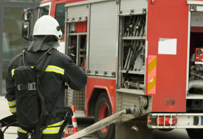 (ВИДЕО) ГОРИ ПОЗНАТИ ОБЈЕКАТ У ЗРЕЊАНИНУ Ватрогасци се боре са ватром, ветар отежава гашење