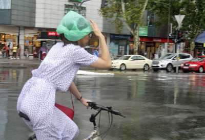 Да ли ће у ВОЈВОДИНИ до краја дана ПАСТИ КИША? Огласио се РХМЗ и најавио ПАД ТЕМПЕРАТУРЕ Од среде облачно с ПЉУСКОВИМА Ево кад ће нас СУНЦЕ ПОНОВО ОГРЕЈАТИ