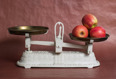 СА РАФОВА СКЛОЊЕНО ВИШЕ ОД ТОНЕ СПОРНЕ ХРАНЕ Министарство пољопривреде Србије открило пропусте