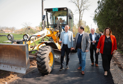 НОВИ АСФАЛТ У МАЛОМ ПЕСКУ Инфраструктура као подстрек останку на селу