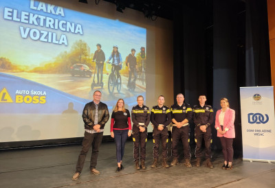 КАКО УПРАВЉАТИ ЛАКИМ ЕЛЕКТРИЧНИМ ВОЗИЛИМА Трибина за вршачке средњошколце о ризицима и грешкама у саобраћају