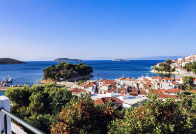 НА ГРЧКИМ ОСТРВИМА ДНЕВНО ОПСЛУЖЕ И ДО 2.000 БРИТАНСКИХ ПУТНИКА Држава попустила у оквиру ЕЕС система БРОЈ ТУРИСТА ЈЕ ПОВЕЋАН