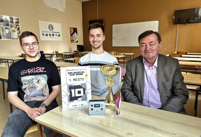 НОВОСАДСКИ СРЕДЊОШКОЛСКИ ОСМИСЛИЛИ ЛОГОПЕДСКИ УРЕЂАЈ КОЈИ ИСПРАВЉА ГОВОРНЕ МАНЕ Роберт Фрич и Матеј Фејди из ЕШ „Михајло Пупин ” победници „ГАЛАКСИЈА КУПА 2026” Ево шта су за "Дневник" рекли о овом иновативном пројекту