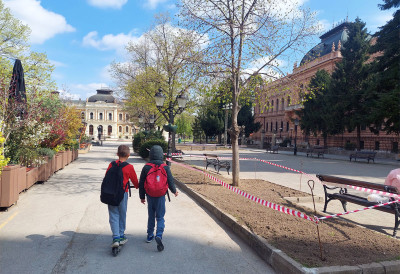 ПРОЛЕЋЕНО УРЕЂЕЊЕ ЦЕНТРАЛНОГ ТРГА СРЕМСКИХ КАРЛОВАЦА Нова трава, клупе...