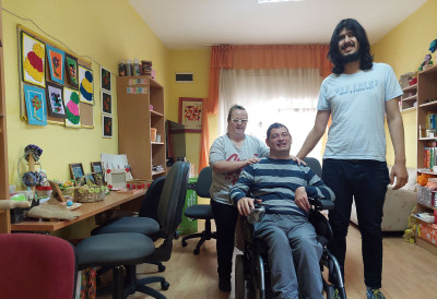 ИЗЛОГ КЛУБА МЛАДИХ У СРЕМСКИМ КАРЛОВЦИМА ПРАЗНИК ЗА ОЧИ Ускршње рукотворине с душом