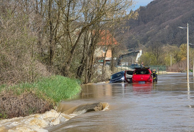 ДРАМА НА ПОПЛАВЉЕНОМ ПУТУ КОД ПОЖЕГЕ Бујица оковала возило, спасиоци извлачили заробљене путнике