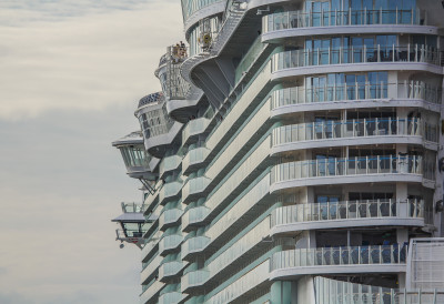 СВЕ ВИШЕ СРБА РАДИ НА КРУЗЕРУ Зарада иде од 1.300 евра, смештај и храна обезбеђени АЛИ БЕЗ СЛОБОДНИХ ДАНА