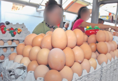 ЦЕНЕ ЈАЈА ПРЕД УСКРС ПОДИВЉАЛЕ Разлика и до неколико стотина динара ГДЕ СЕ ВИШЕ ИСПЛАТИ КУПОВИНА - НА ПИЈАЦИ ИЛИ СУПЕРМАРКЕТУ