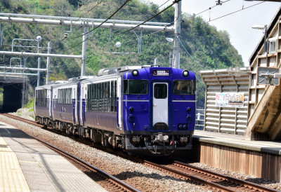 ДРАМА КОД ЛОВЋЕНЦА, ВОЗ ИСКОЧИО ИЗ ШИНА! Путници пешке кренули ка насељу