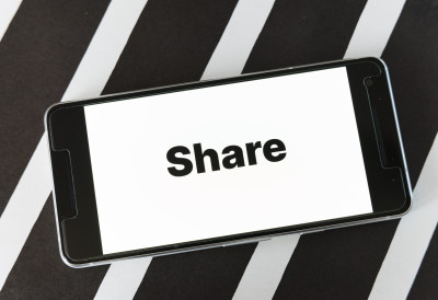 ГУГЛ КРЕЋЕ СТОПАМА ЕПЛА: УСКОРО СТИЖЕ АНДРОИД ВЕРЗИЈА TAP TO SHARE Наслони се на мене и пренећу ти податке