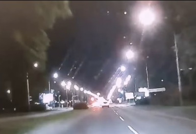 (ВИДЕО) НОВИ ШОК СНИМАК СА СРПСКИХ ПУТЕВА Возач „голфа“ прво нагазио гас, а потом се на РАКРСНИЦИ залетео у контрасмеру!