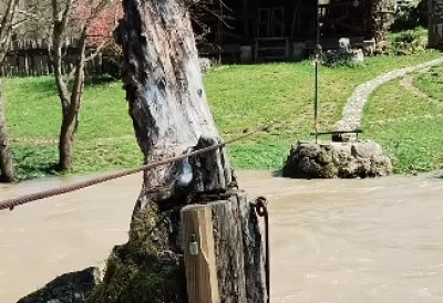 (ВИДЕО) НАБУЈАЛА РЕКА ОДНЕЛА МОСТ Градац у налету оставио само ТРАГОВЕ ПРЕЛАЗА НА ПОПУЛАРНОМ МЕСТУ