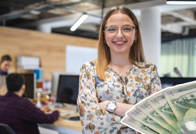 КО ДАНАС НАЈВИШЕ ЗАРАЂУЈЕ У ИТ СЕКТОРУ? Огромне плате, али не за све ЈУНИОРИМА 979 ЕВРА, А СЕНИОРИМА 2.367