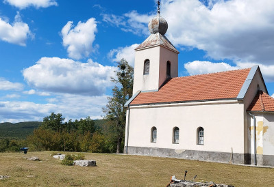 СРПСКИ ПОВРАТНИЦИ У СЕЛУ ТРУБАР НА МЕТИ МИГРАНАТА Обили цркву и опљачкали неколико домаћинстава МАЛОБРОЈНИ СРБИ УПЛАШЕНИ, КРЕЋУ У НОВО ИЗБЕГЛИШТВО