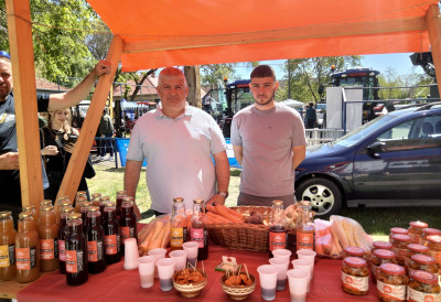 ЗДРАВ НАПИТАК БЕЗ АДИТИВА И КОНЗЕРВАНСА Атила Патаи са сином Адрианом производе одличне сокове од шаргарепе и цвекле у Новом Итебеју ОВО ЈЕ ЊИХОВ РЕЦЕПТ
