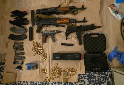 У ВИШЕ ШТЕКОВА ДРЖАЛИ ОРУЖЈЕ, МУНИЦИЈУ И ДРОГУ Двојици одређен притвор