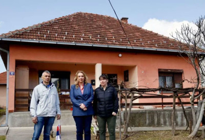 УРУЧЕНИ ПАКЕТИ ХРАНЕ И ИСПОРУЧЕН ОГРЕВ ЗА ИНТЕРНО РАСЕЉЕНА ЛИЦА Комесаријат за избеглице и миграције помаже угроженим породицама