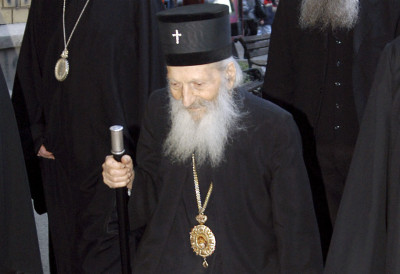 ЉУДИ И ДАЉЕ У ЧУДУ НА ГРОБУ ПАТРИЈАРХА ПАВЛА Народ га посећује, пали свеће и тихо шапуће...