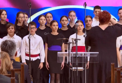 ”ŽELIMO DA POKAŽEMO DA NAŠE MUZIČKE ŠKOLE IMAJU VELIKE POTENCIJALE” Organizovan koncert mladih muzičkih talenata u Skupštini, učestvovali i đaci škole iz Gračanice