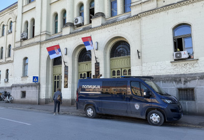 МАЈКА И СИН, ЗБОГ УБИСТВА У САИЗВРШИЛАШТВУ,  ИЗ ПРИТВОРА НА ОПТУЖЕНИЧКУ КЛУПУ Крајем априла почиње суђење за злочин у Бечеју, прети им казна затвора од пет до 15 година