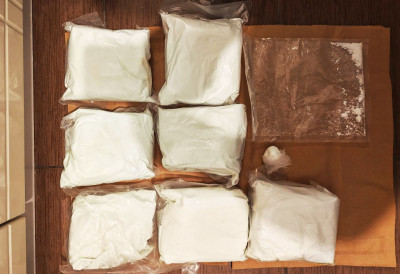 ЗАПЛЕЊЕНО СЕДАМ КИЛОГРАМА АМФЕТАМИНА Ухапшен Новосађанин, пронађена вага и новац од продаје наркотика