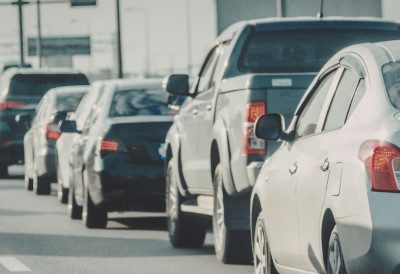 (ВИДЕО) ЊИХ ДЕСЕТ ЗАУСТАВИЛО САОБРАЋАЈ У ЦЕНТРУ ГРАДА Паралисана једна од најпрометнијих новосадских раскрсница