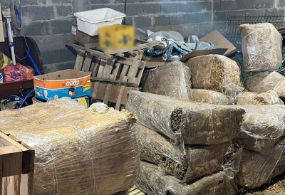 НОВОСАЂАНИН (60) „ПАО“ ЗБОГ ТОНЕ И ПО НЕЛЕГАЛНОГ ДУВАНА Полиција „штек“ пронашла у објекту на ФРУШКОЈ ГОРИ, део ЗАПЛЕЊЕН на једној од новосадских пијаца