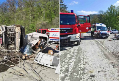 (ФОТО) ХАОС НА ИРИШКОМ ВЕНЦУ: Камион преврнут, комби смрскан у судару, два мушкарца повређена, један на реанимацији