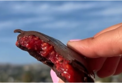 (ВИДЕО) ДЕСЕРТ КОЈИ ЈЕ ЗАЛУДЕО ИНТЕРНЕТ Мали чоколадни залогаји са малинама ће и вас освојити