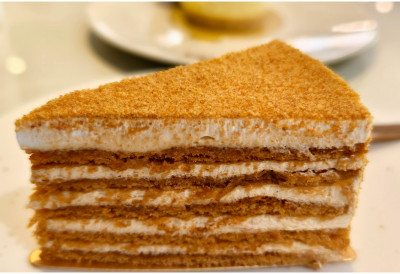 Сласни крем од меда и павлаке ДА ЛИ СТЕ ПРОБАЛИ МЕДОВИК? Ова торта је рај за сладокусце