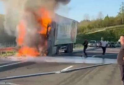 ЗАПАЛИО СЕ КАМИОН НА АУТО-ПУТУ, стао Милош Велики: Возач шмрком ГАСИ ВОЗИЛО (ВИДЕО)
