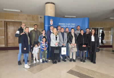 НАЈВИШЕ МЛАДИХ ПАРОВА ОТИШЛО У СИЛБАШ За нових осам кућа за младе и младе брачне парове у Бачкој Паланци потписани уговори, ево ко је добио прилику за нови дом на селу