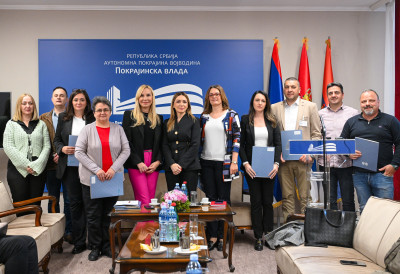 ВОЈВОДИНА УЛАЖЕ 199 МИЛИОНА У САВЕТОДАВНЕ СЛУЖБЕ И ЗАШТИТУ БИЉА Потписано 25 уговора у Покрајинској влади