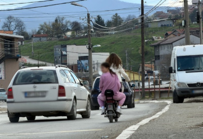 ТРАГЕДИЈА ИХ НИЈЕ ОПАМЕТИЛА, НОВОПАЗАРСКЕ ДЕВОЈЧИЦЕ ПОНОВО НА СКУТЕРИМА: Грађани забринути, чека се реакција полиције