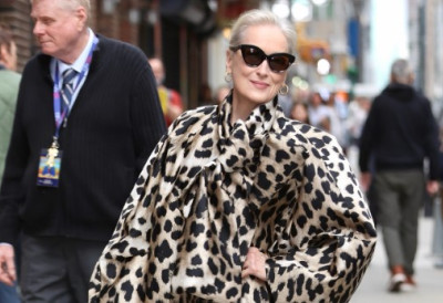 (ФОТО) Неодољиво и моћно! МЕРИЛ СТРИП ПОКАЗАЛА КАКО КОМБИНОВАТИ класичне комаде и луксузне детаље БЕЗ ПРЕТЕРИВАЊА