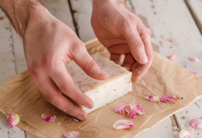 УКЛАЊА ФЛЕКЕ БРЖЕ ОД ХЕМИЈЕ! Направите сами домаћи САПУН који „брише“ вино, уље и крв без оштећења тканине