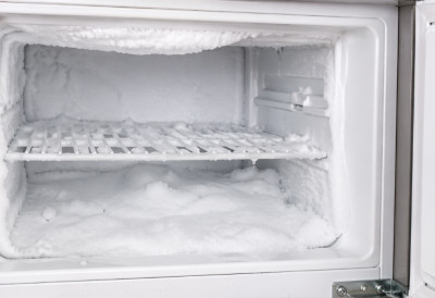 Фен и нож нису решење ОВО ЈЕ НАЈБРЖИ НАЧИН ДА ОТОПИТЕ ЛЕД У ЗАМРЗИВАЧУ, А ТРЕБАЈУ ВАМ САМО ДВЕ СТВАРИ КОЈЕ СВАКО ИМА У ДОМУ