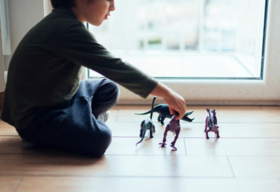 ЕВО ГДЕ ЈЕ БИО ДЕЧАК ИЗ НИША ЗБОГ КОГ ЈЕ АКТИВИРАН АЛАРМ „ПРОНАЂИ МЕ” Угоститељ, који је чуо галаму, открио шта је шестогодишњак радио на спрату