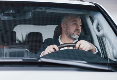 ЧЕМУ СЛУЖЕ ЦРНЕ ТАЧКИЦЕ НА ОБОДУ ВЕТРОБРАНА Мислите да је то само дизајн? Грешите – овај детаљ вам чува живот