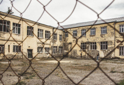 ТРАЖИ СЕ ПРИТВОР ЗА ГОСТИВАРСКОГ ПЕДОФИЛА Запослени у школи намамио девојчицу, па је уцењивао експлицитним снимцима