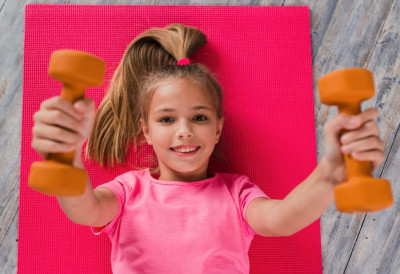 (ВИДЕО) ШТА ДЕТЕ ЗНА ШТА ЈЕ 80 КИЛА! Луси (9), девојчица са кикицама, мала је али моћна, а тегове тродупло теже од ње диже као од шале