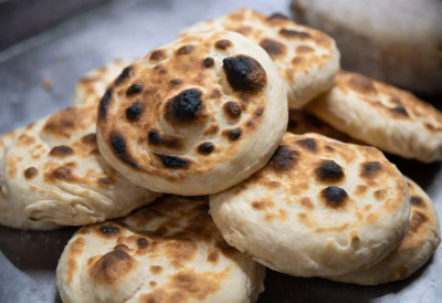 Првомајски роштиљ без грешке! ОРИГИНАЛНИ РЕЦЕПТ ЗА САРАЈЕВСКИ СОМУН који је идеалан уз ћевапе – мекан, ваздушаст и хрскав