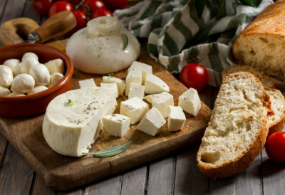 ОВА ГРУПА ЉУДИ НЕ БИ СМЕЛА ДА ЈЕДЕ МЛАДИ СИР! За остале је здрав и заситан, али они треба да га се клоне