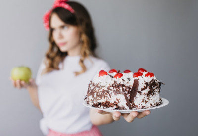 ЈЕДЕ ВАМ СЕ НЕШТО СЛАТКО, А НЕ БИСТЕ СМЕЛИ? Овај необичан трик са гумицом превариће мозак!