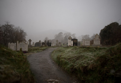 ДОШЛИ МУ НА ГРОБ, ПА ЗАЧУЛИ ЛУПАЊЕ И ГЛАСОВЕ Скупило се цело село, полиција и ватрогасци: оно што је уследило нико није очекивао!