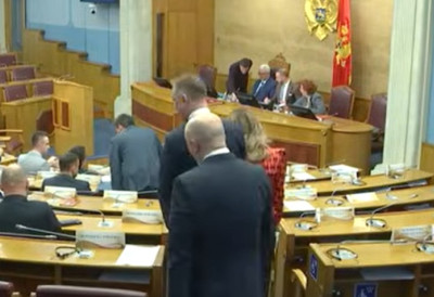 СКУПШТИНА ЦРНЕ ГОРЕ ОДБИЛА СРПСКУ ТРОБОЈКУ Посланичка већина не хаје за сопствену историју