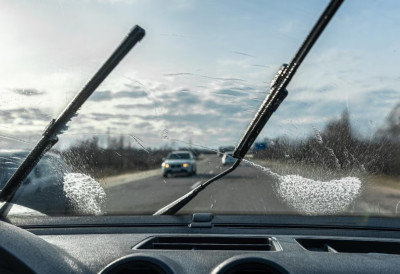 (ВИДЕО) ОВО СЕ ЗАИСТА ДОГОДИЛО У СУБОТИЦИ! Аутобус са поквареним БРИСАЧЕМ „маше“ возилима поред себе и ствара хаос на путу