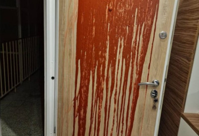 НОВИ ПРИТИСЦИ НА ПОРОДИЦУ ШУЋАК Најављена окупљања испред суда! Још један покушај застрашивања након што су им полили врата ЦРВЕНОМ ФАРБОМ и уништили ауто?